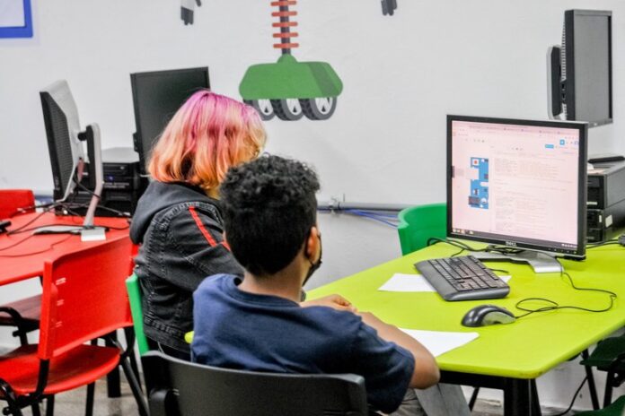 BNDES amplia em R$ 1,1 bi o crédito para acesso à banda larga para favelas e zona rural.