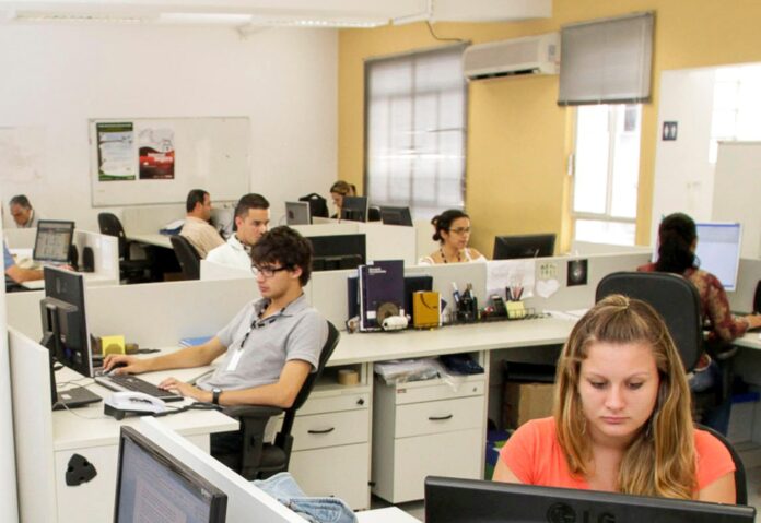 Estudantes de cursos profissionalizantes do estado poderão receber até R$ 1.000; contratações terão início a partir do início do próximo ano letivo