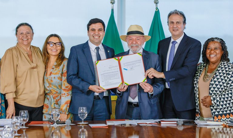 Sancionada lei que proíbe o uso de celular em escolas