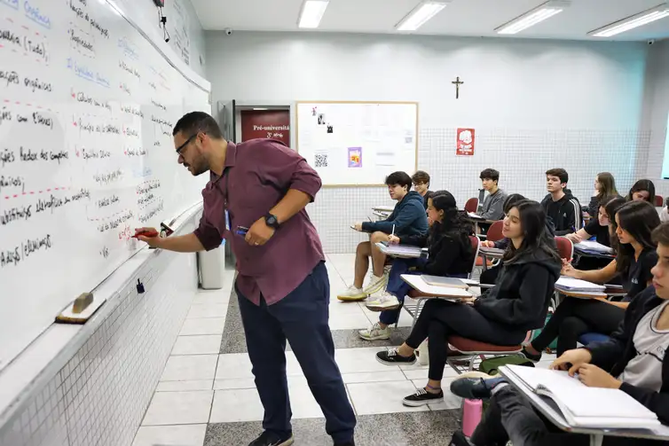 Professor Samuel Rbeiro Costa em sala de aula com alunos na preparação nos últimos dias antes da prova do Enem - Arquivo/José Cruz/Agência Brasil