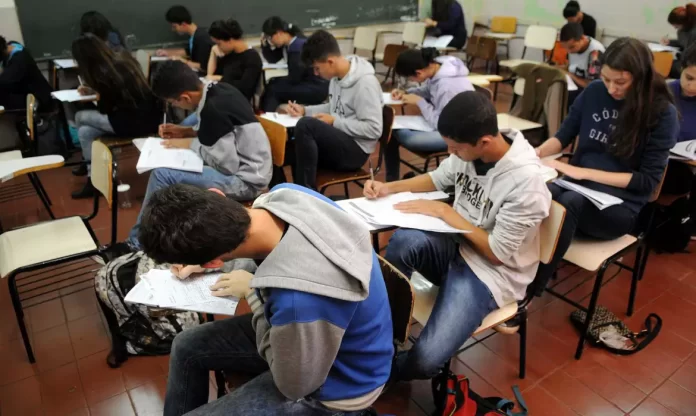 Apenas 5,2% dos Alunos da Rede Pública Aprendem Matemática Adequadamente no 3º Ano do Ensino Médio